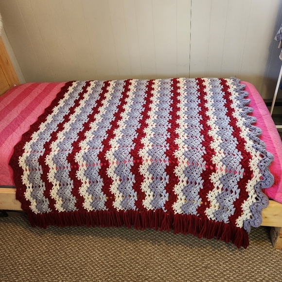Vintage Red Gray Fringe Zig Zag Crochet Throw Blanket Home Decor Afghan Boho - Picture 4 of 5
